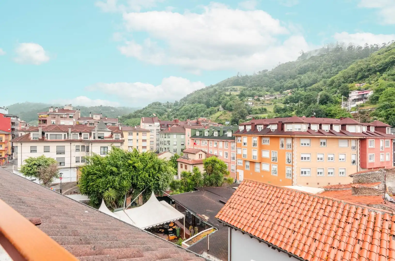 Vista exterior de Piso en venta en Mieres (Asturias) con Calefacción, Amueblado y Balcón