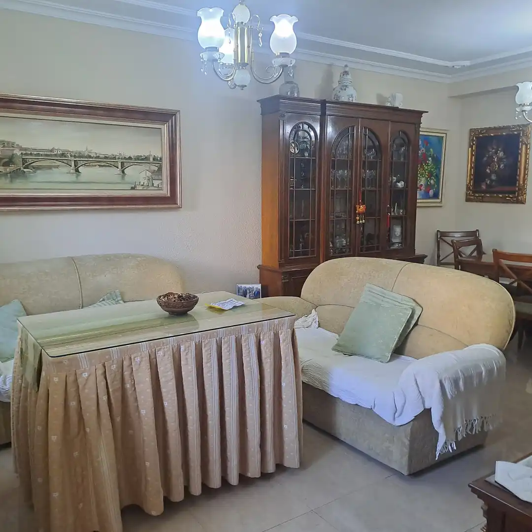 Sala d'estar de Casa adosada en venda en Dos Hermanas amb Aire condicionat, Traster i Piscina comunitària