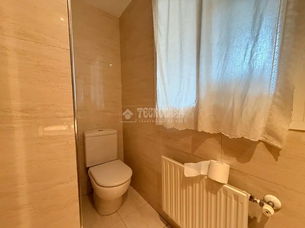 Bathroom of Flat for sale in Madrid  with Heating, Private garden and Parquet flooring