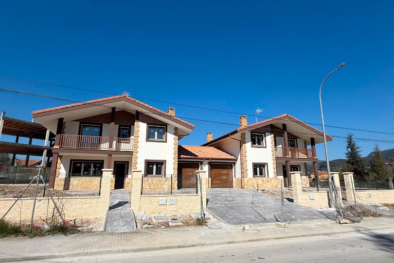 Foto 0 de Promoción Promoción de 2 chalets pareados de 4 dormitorios con garaje y parcela privada