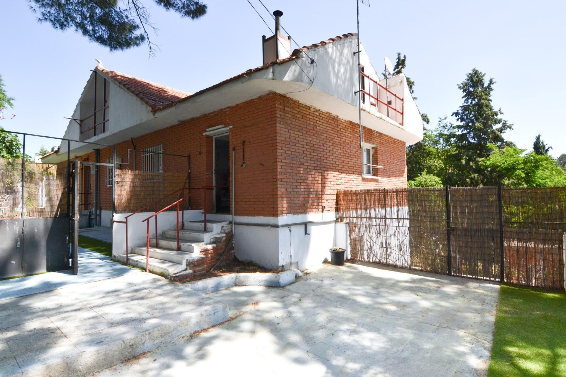 Exterior view of House or chalet for sale in Navas del Rey  with Heating, Private garden and Terrace