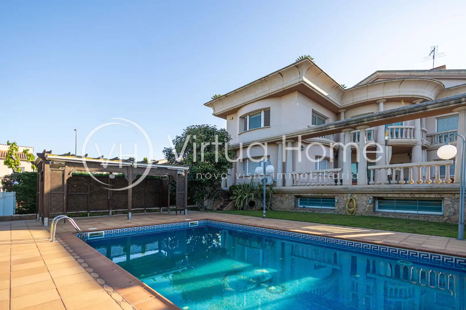 Chalet con piscina en venta en Santa Susanna, imagen 2
