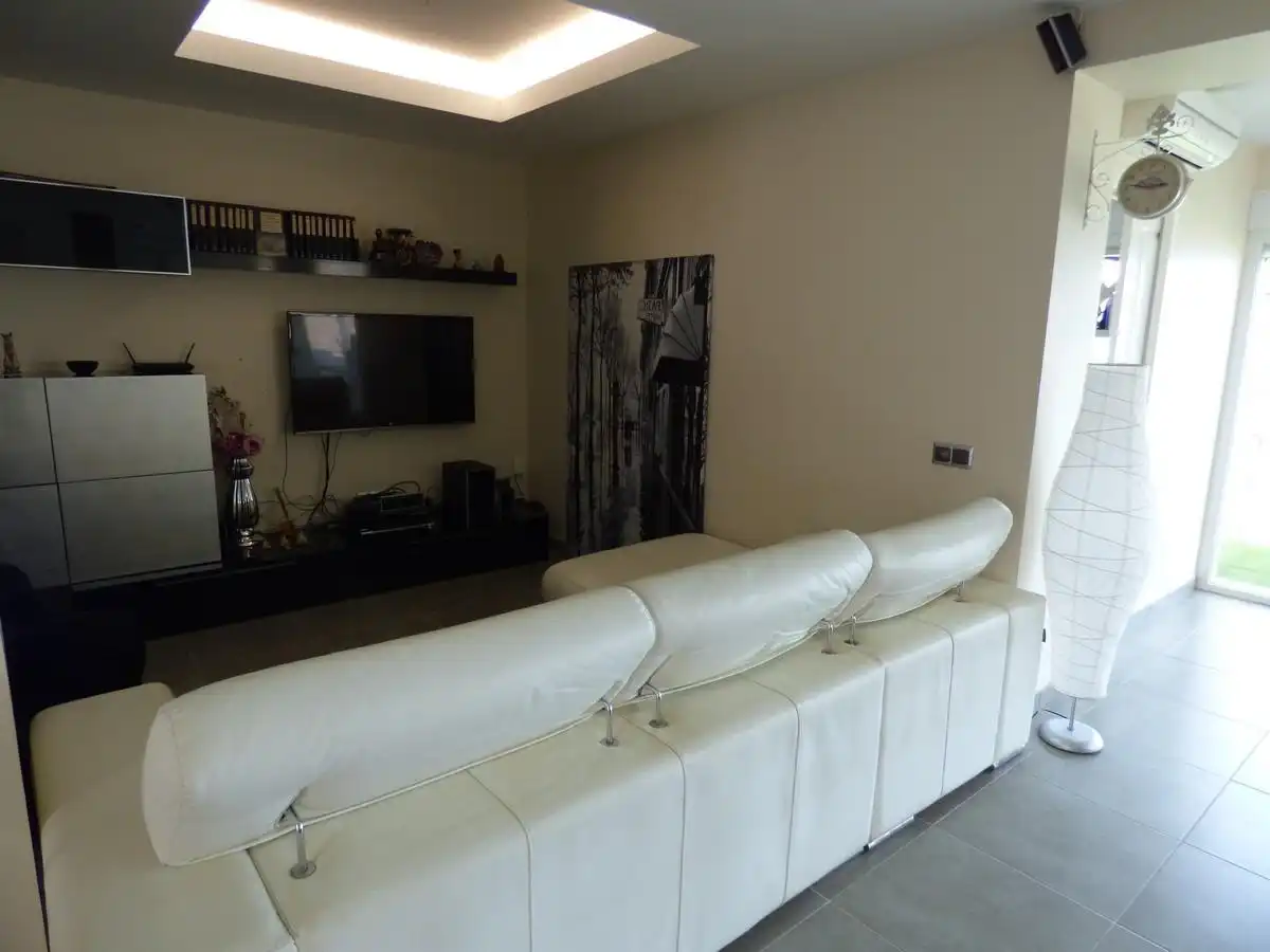 Sala d'estar de Casa adosada en venda en Alicante / Alacant amb Aire condicionat, Calefacció i Jardí privat