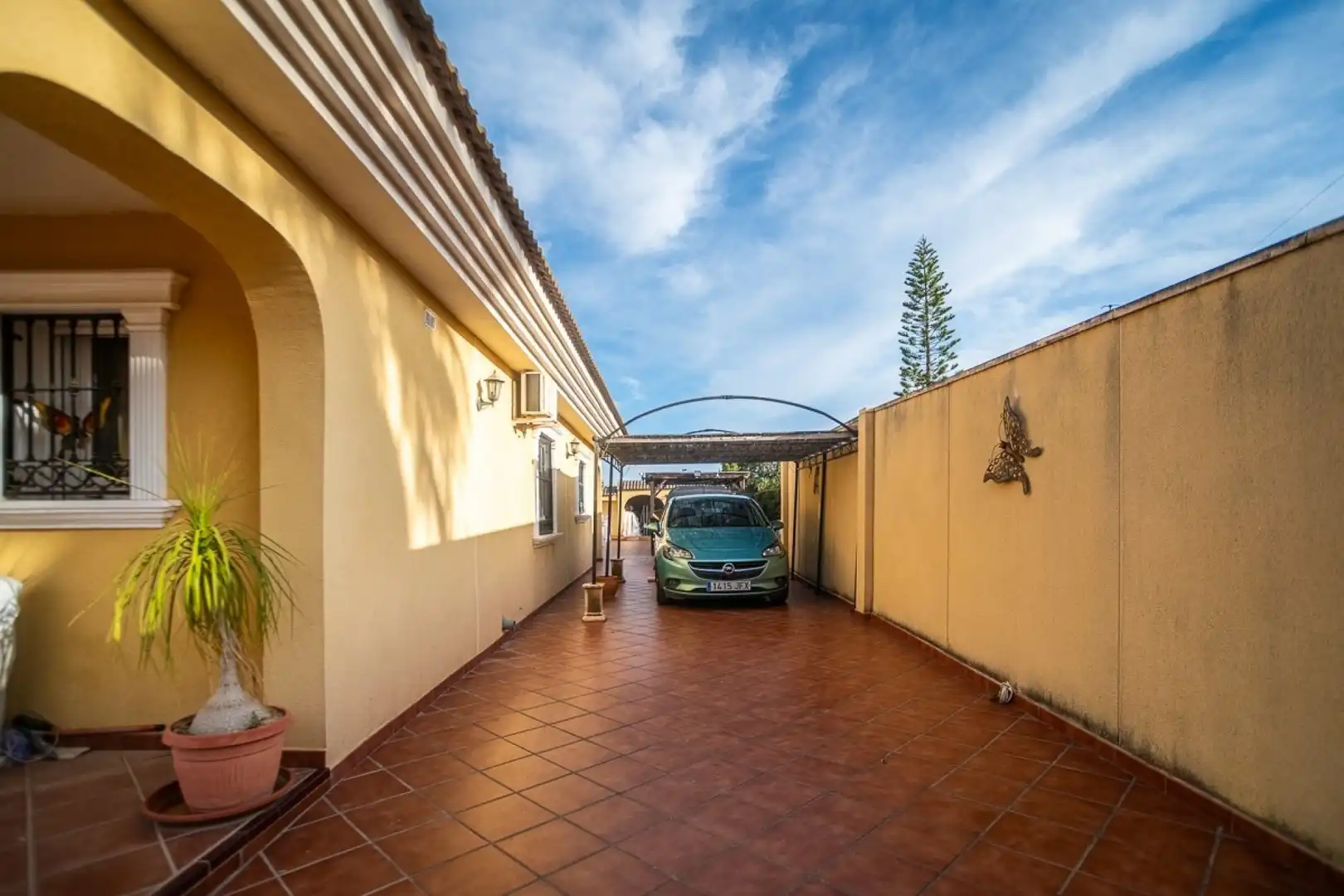 Vista exterior de Casa o xalet en venda en Torrevieja amb Aire condicionat, Calefacció i Jardí privat