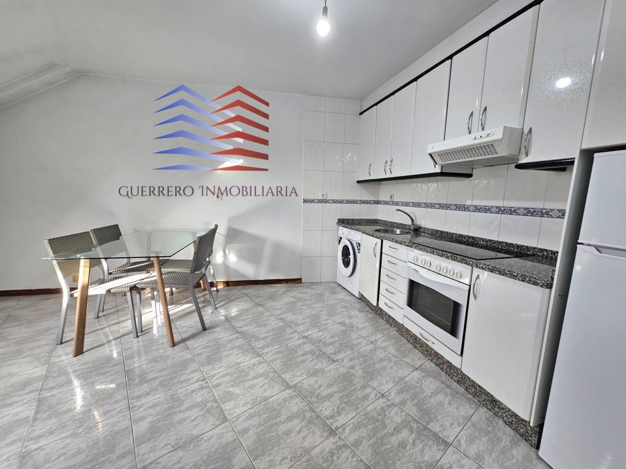Cocina de Ático de alquiler en Ourense Capital  con Calefacción, Parquet y Amueblado