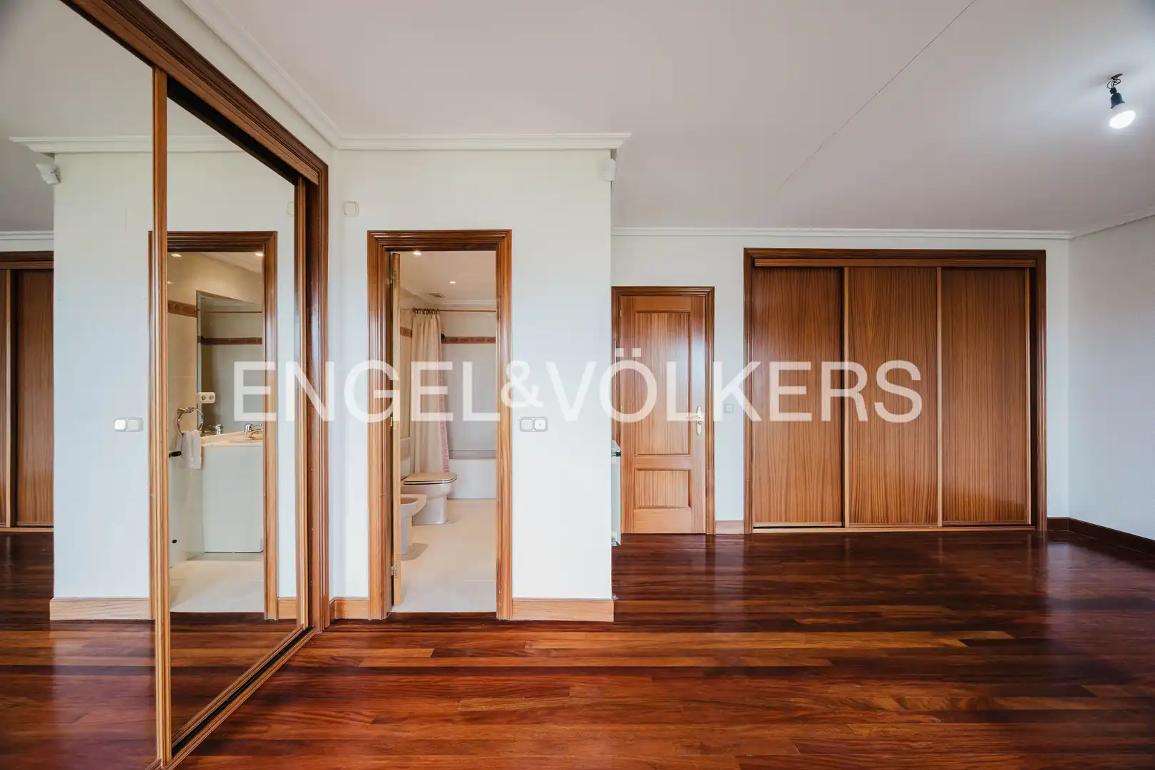 Casa adosada en venda en Donostia - San Sebastián  amb Calefacció, Jardí privat i Balcó