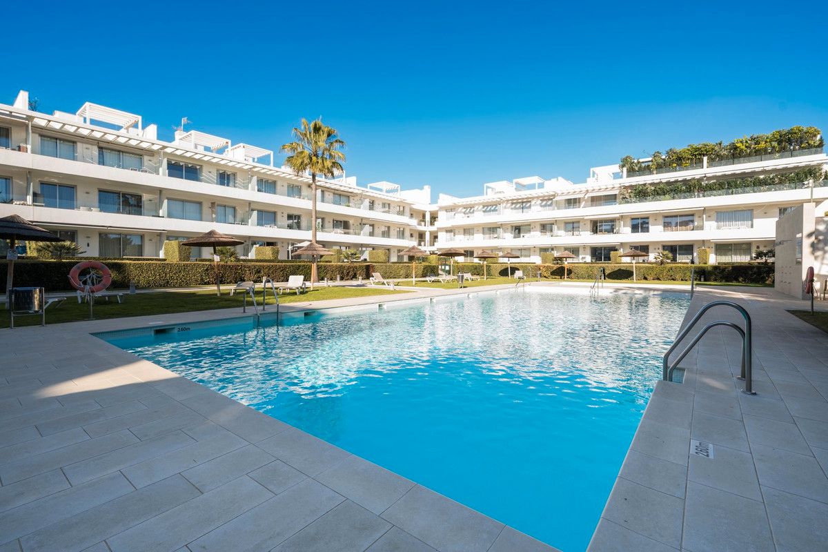 Vista exterior de Pis en venda en Estepona amb Jardí privat, Terrassa i Piscina