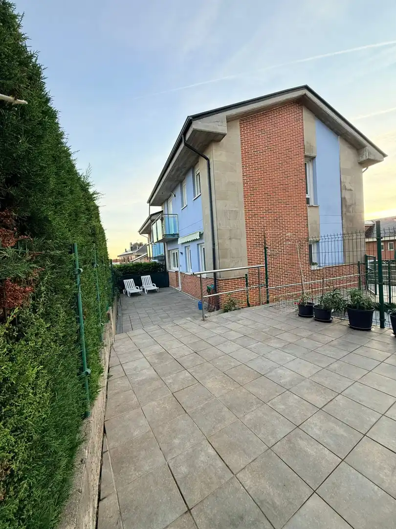Außenansicht von Einfamilien-Reihenhaus zum Verkauf in Camargo mit Heizung und Terrasse