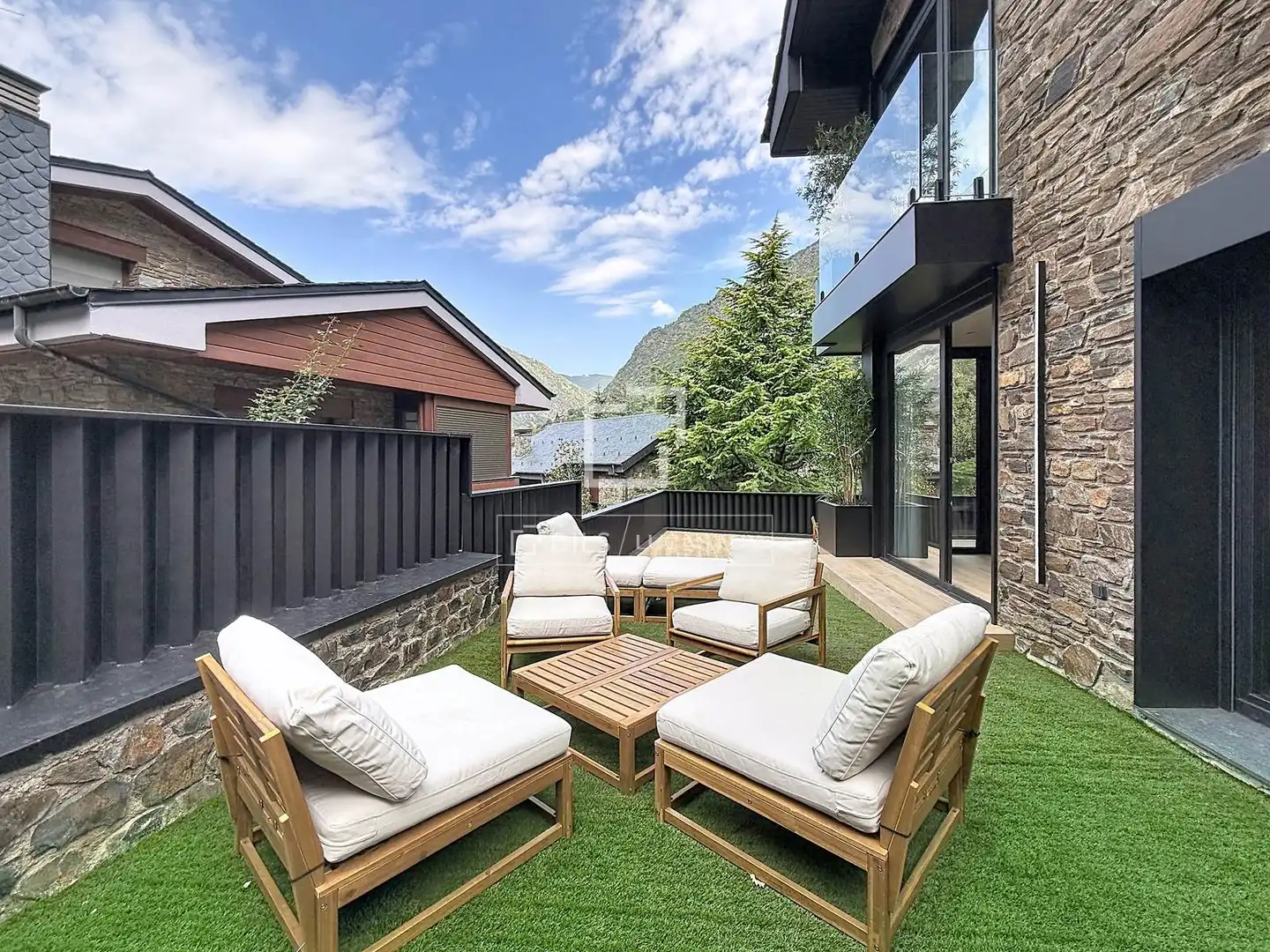 Terrassa de Casa o xalet en venda en Madrid amb Calefacció, Jardí privat i Parquet