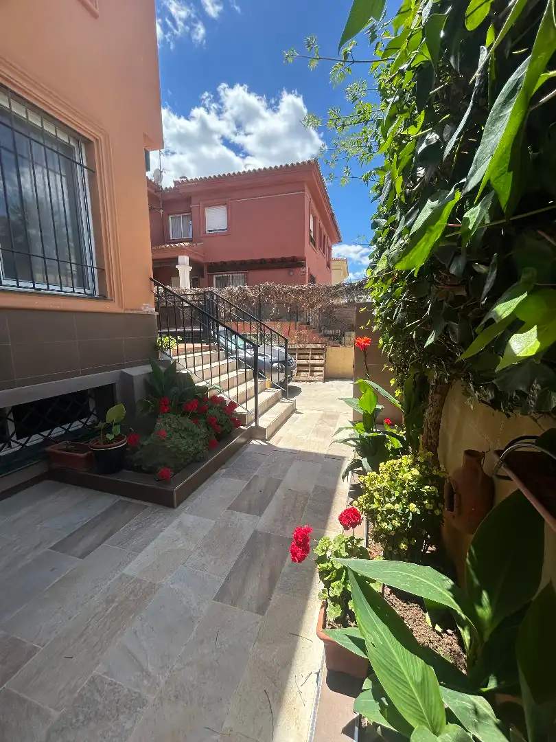 Terrasse von Einfamilien-Reihenhaus zum Verkauf in Alhaurín de la Torre mit Klimaanlage, Privatgarten und Terrasse