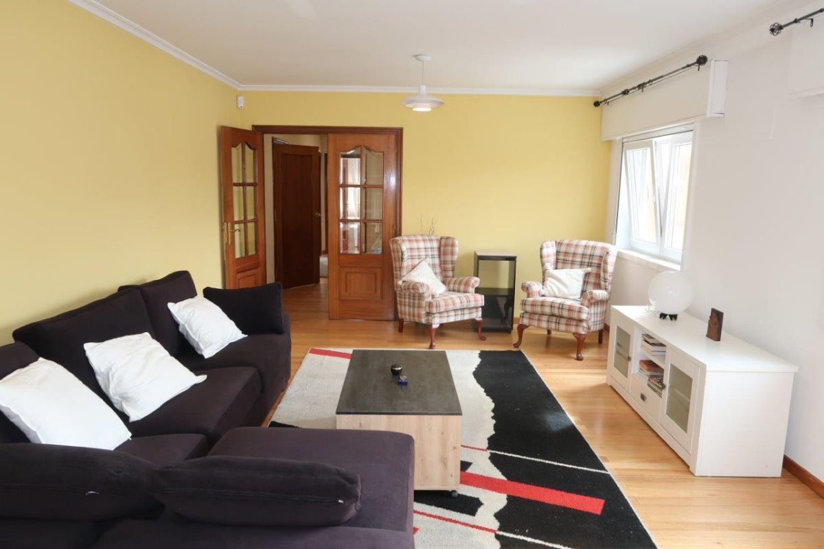 Sala d'estar de Pis de lloguer en A Coruña Capital  amb Parquet, Moblat i Balcó