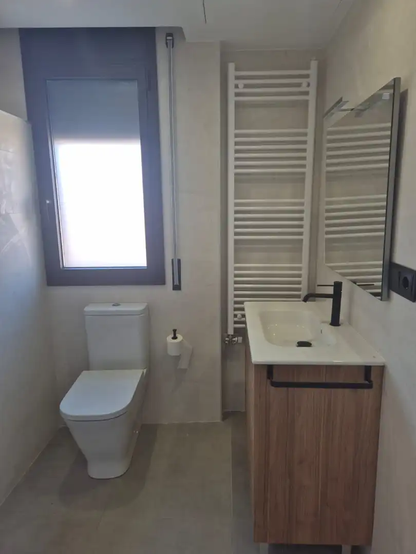 Badezimmer von Wohnung zur Miete in Santpedor mit Klimaanlage, Heizung und Parkett