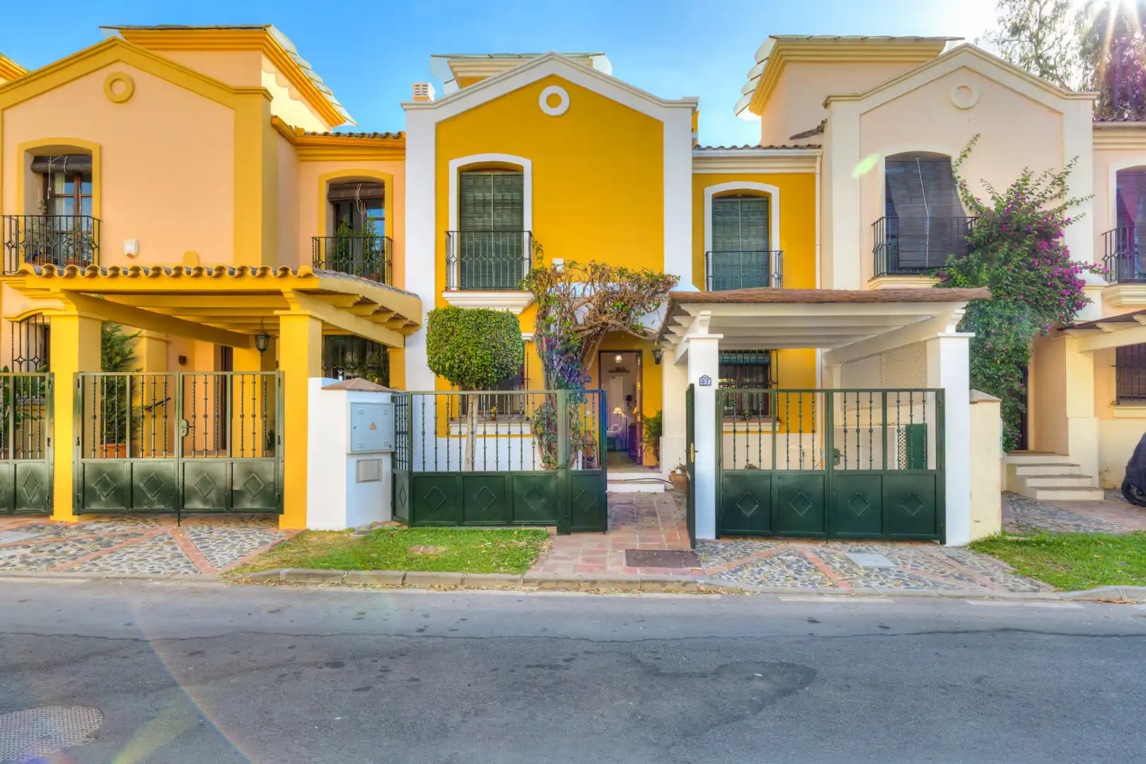 Vista exterior de Casa o chalet en venta en Marbella con Terraza y Piscina comunitaria