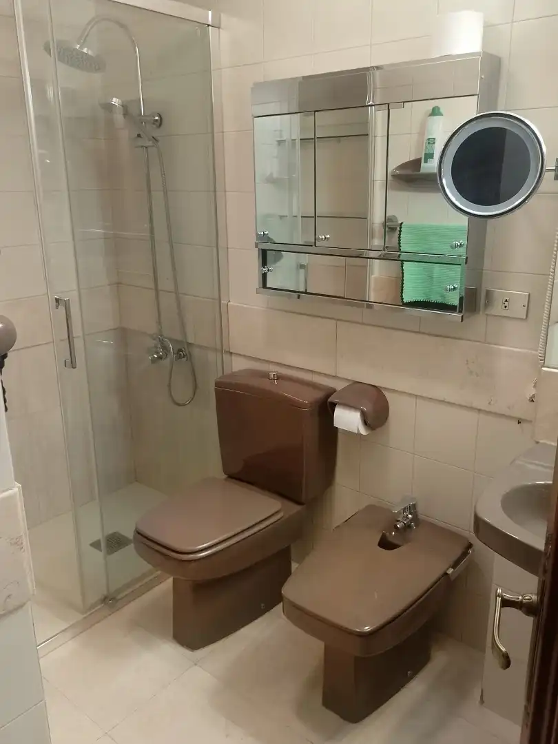 Baño de Piso de alquiler en Oviedo  con Calefacción, Parquet y Amueblado