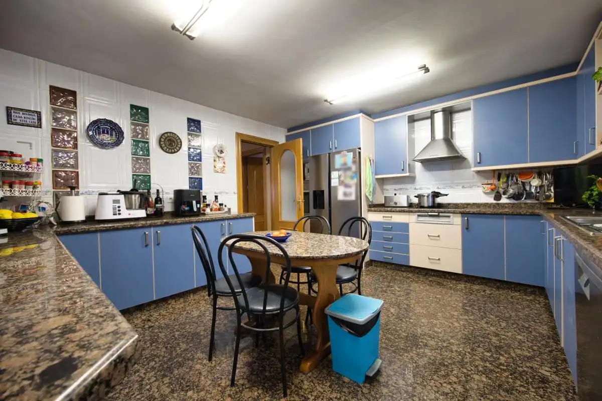 Cocina de Casa o chalet en venta en L'Alfàs del Pi con Aire acondicionado, Calefacción y Jardín privado