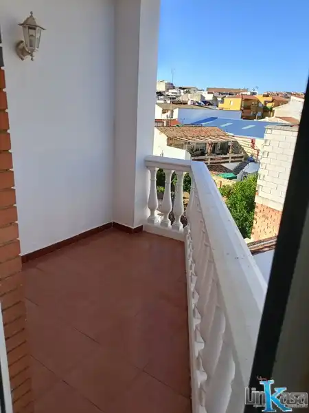 Terrassa de Casa adosada en venda en Linares amb Calefacció, Traster i Piscina