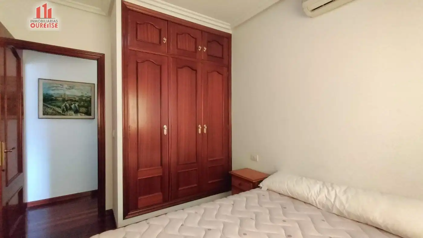 Schlafzimmer von Wohnung zur Miete in Ourense Capital  mit Klimaanlage, Heizung und Möbliert
