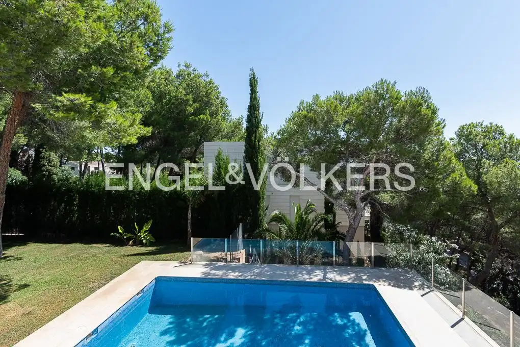 Piscina de Casa o chalet de alquiler en Chiva con Aire acondicionado, Calefacción y Jardín privado