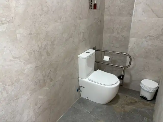 Baño de Local en venta en Barcelona con Aire acondicionado, Calefacción y Parquet