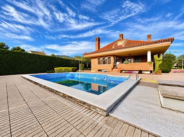 Detached house with pool for sale in Ibi