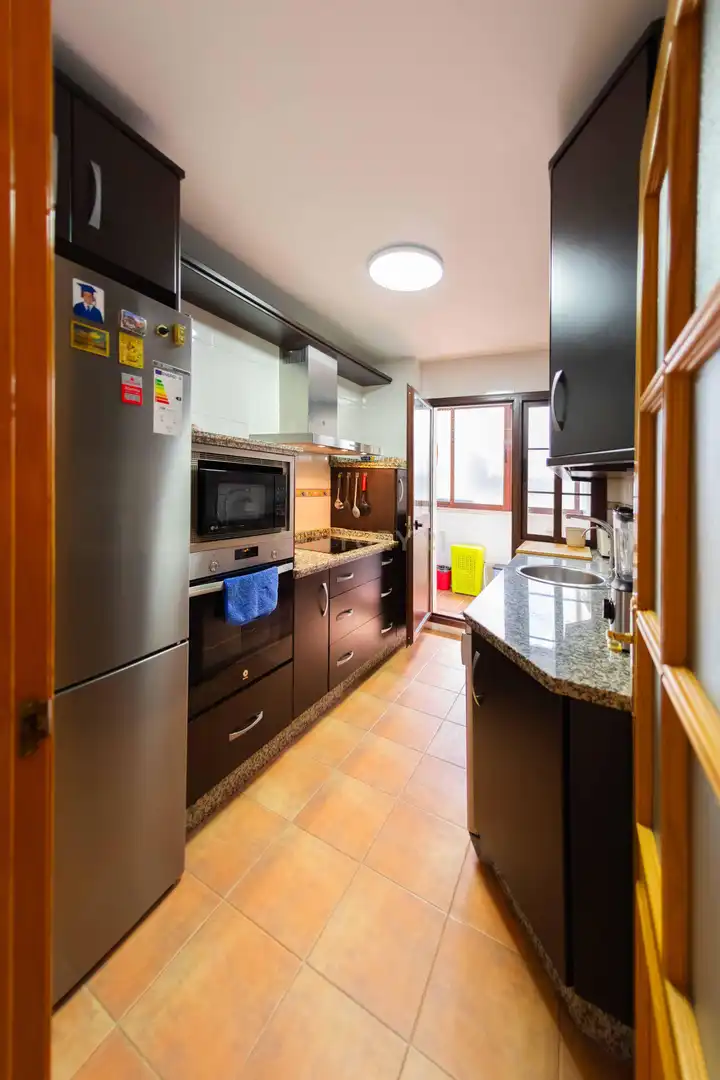 Küche von Wohnung zum Verkauf in Alameda mit Klimaanlage, Abstellraum und Mikrowelle