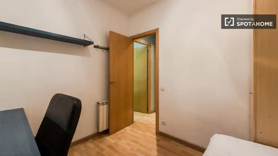Bedroom of Flat for share in Sant Andreu