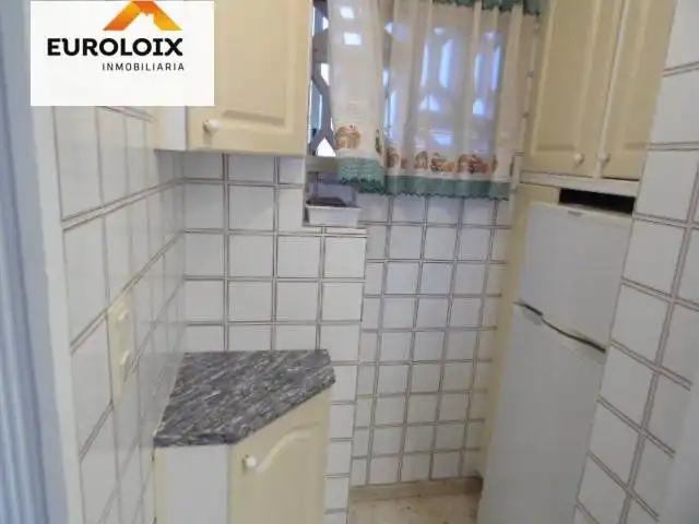 Cocina de Apartamento de alquiler en Benidorm con Jardín privado, Amueblado y Piscina comunitaria