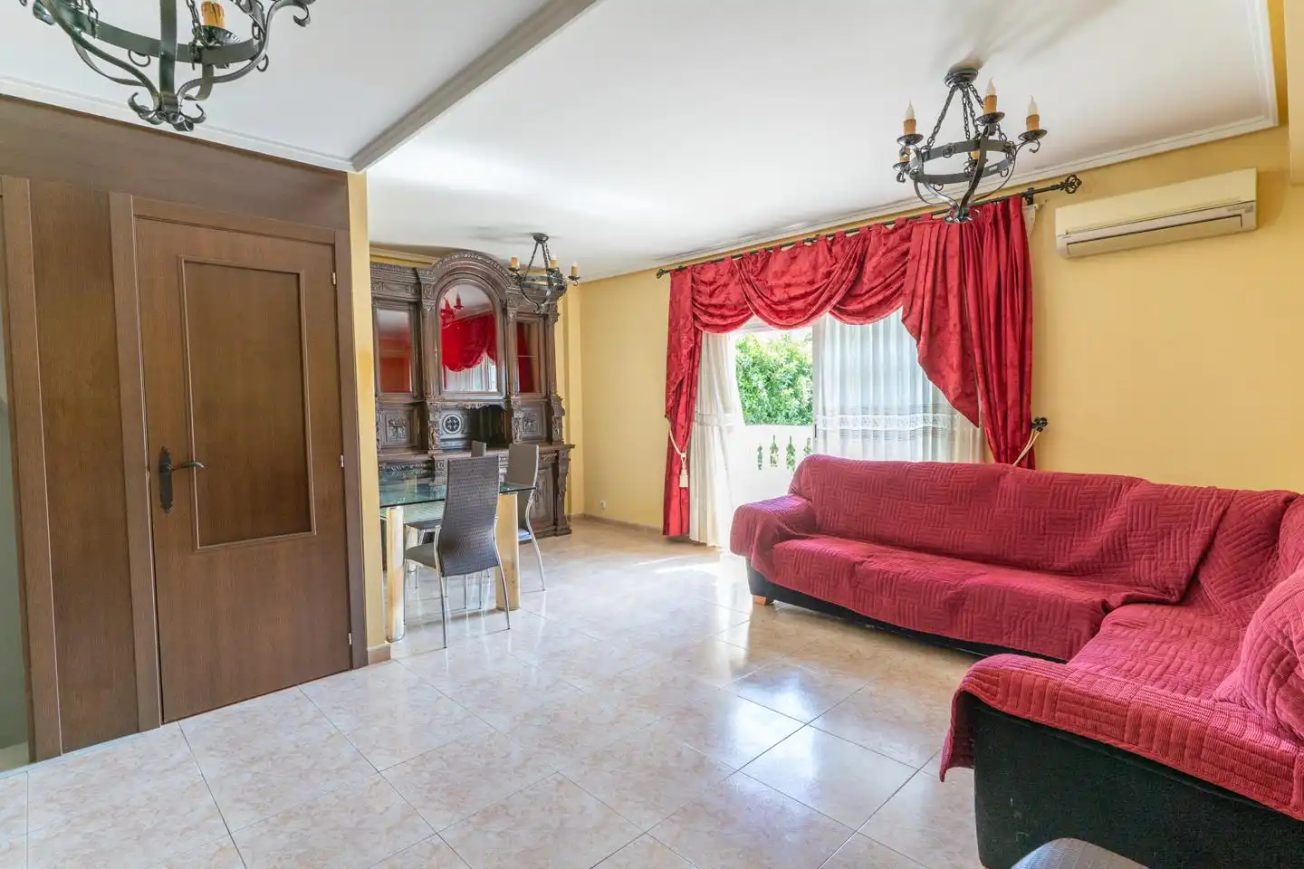 Wohnzimmer von Einfamilien-Reihenhaus zum Verkauf in Santa Pola mit Klimaanlage, Privatgarten und Terrasse
