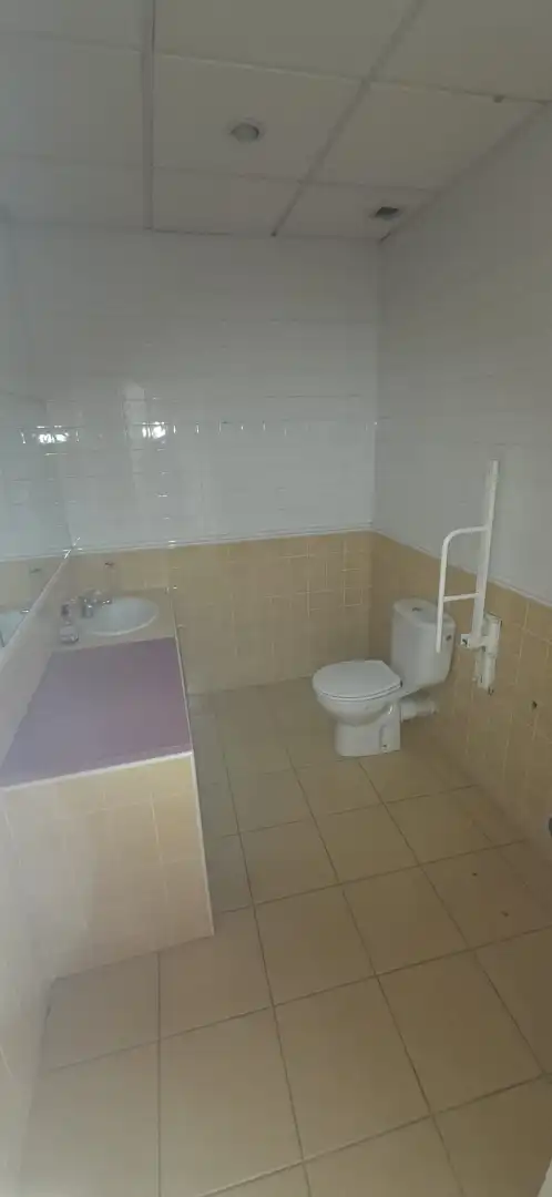 Baño de Local en venta en Pinto con Aire acondicionado