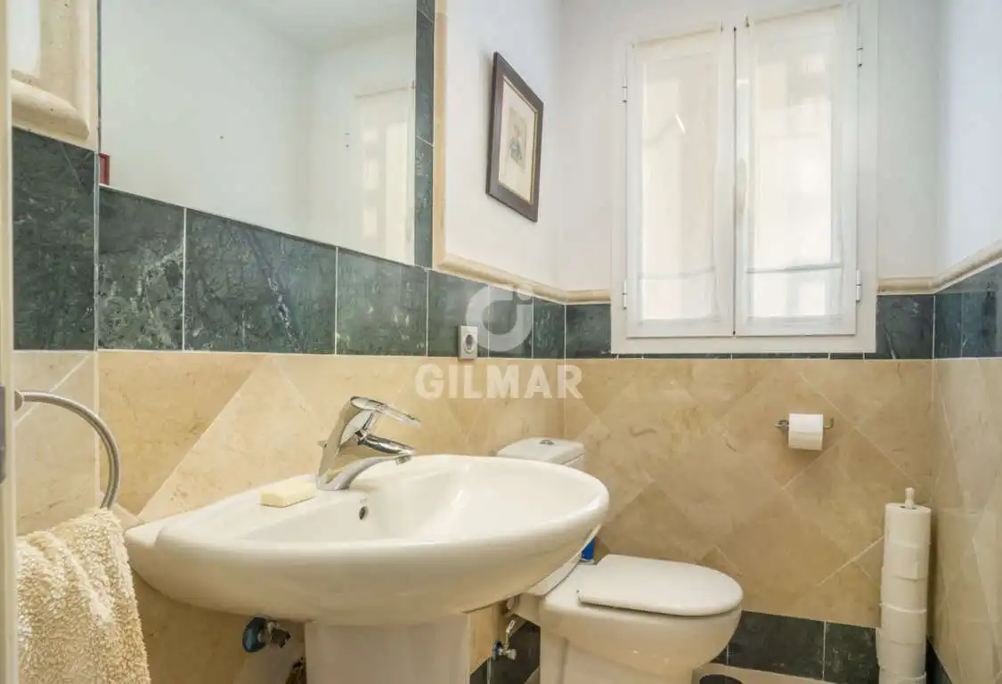 Badezimmer von Maisonette zum Verkauf in Sotogrande mit Heizung, Abstellraum und Schwimmbad