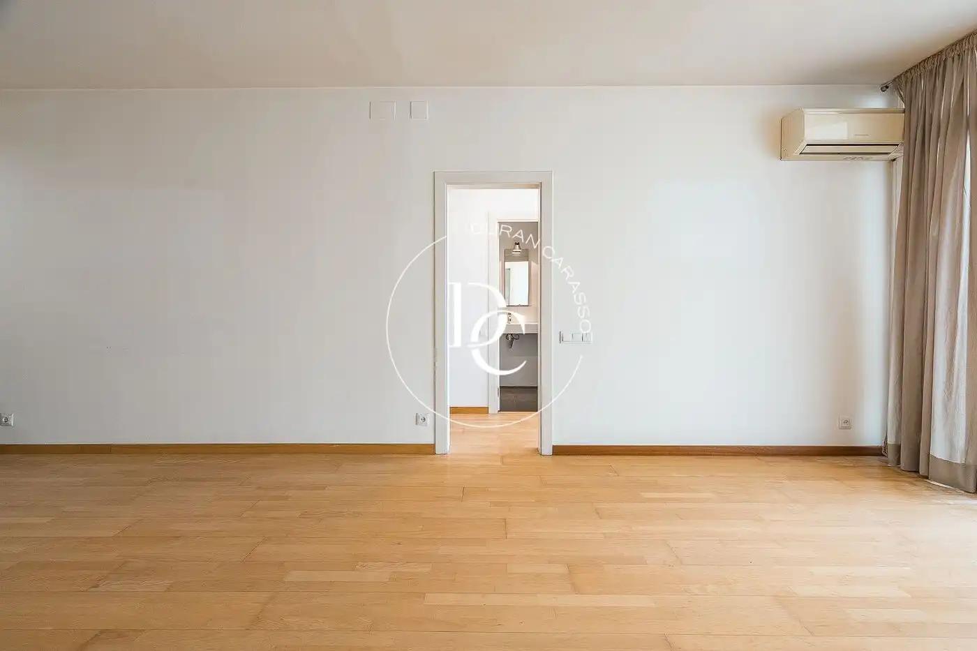 Schlafzimmer von Dachboden zum Verkauf in Barcelona mit Klimaanlage, Heizung und Terrasse