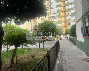 Exterior view of Planta baja for sale in  Sevilla Capital  with Air Conditioner and Private garden