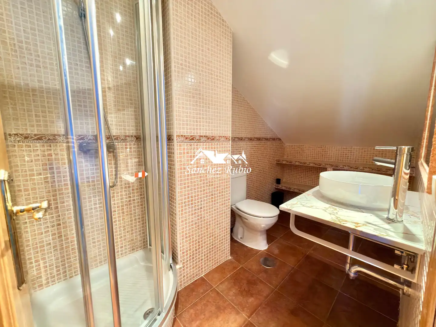 Badezimmer von Einfamilien-Reihenhaus zur Miete in Torrelodones mit Heizung, Privatgarten und Parkett