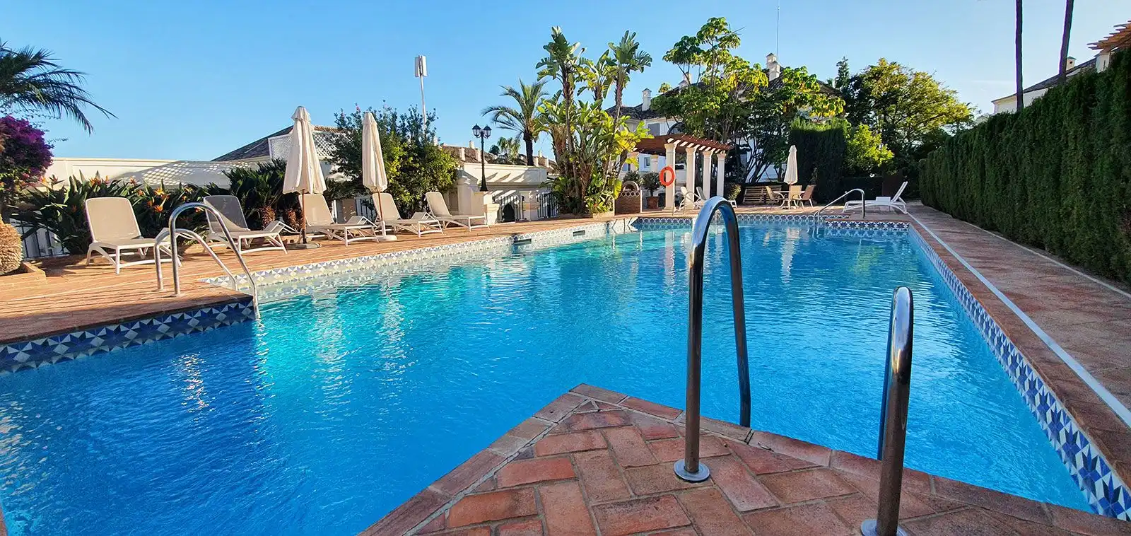 Schwimmbecken von Wohnungen zum Verkauf in Marbella mit Klimaanlage, Terrasse und Abstellraum
