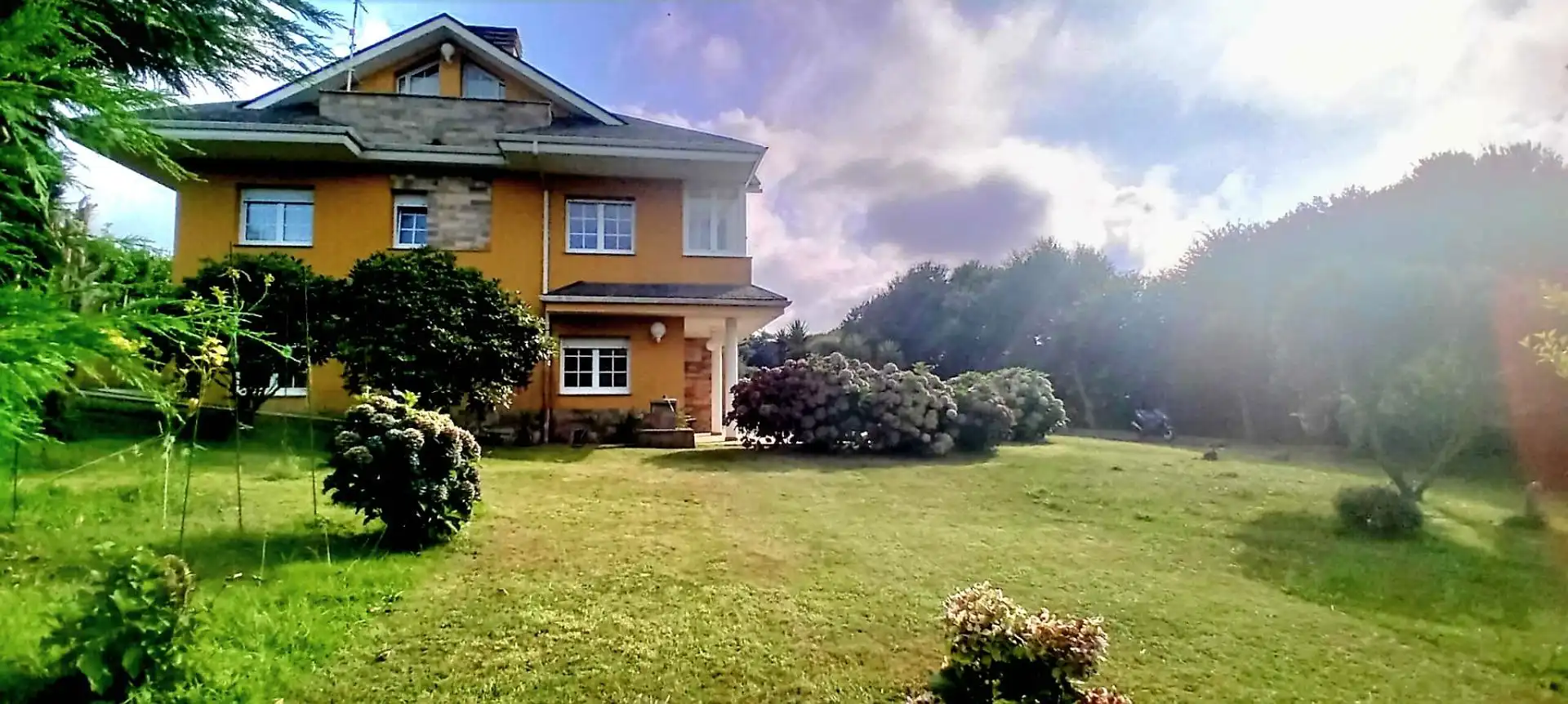 Vista exterior de Casa o chalet en venta en El Franco  con Calefacción, Jardín privado y Terraza