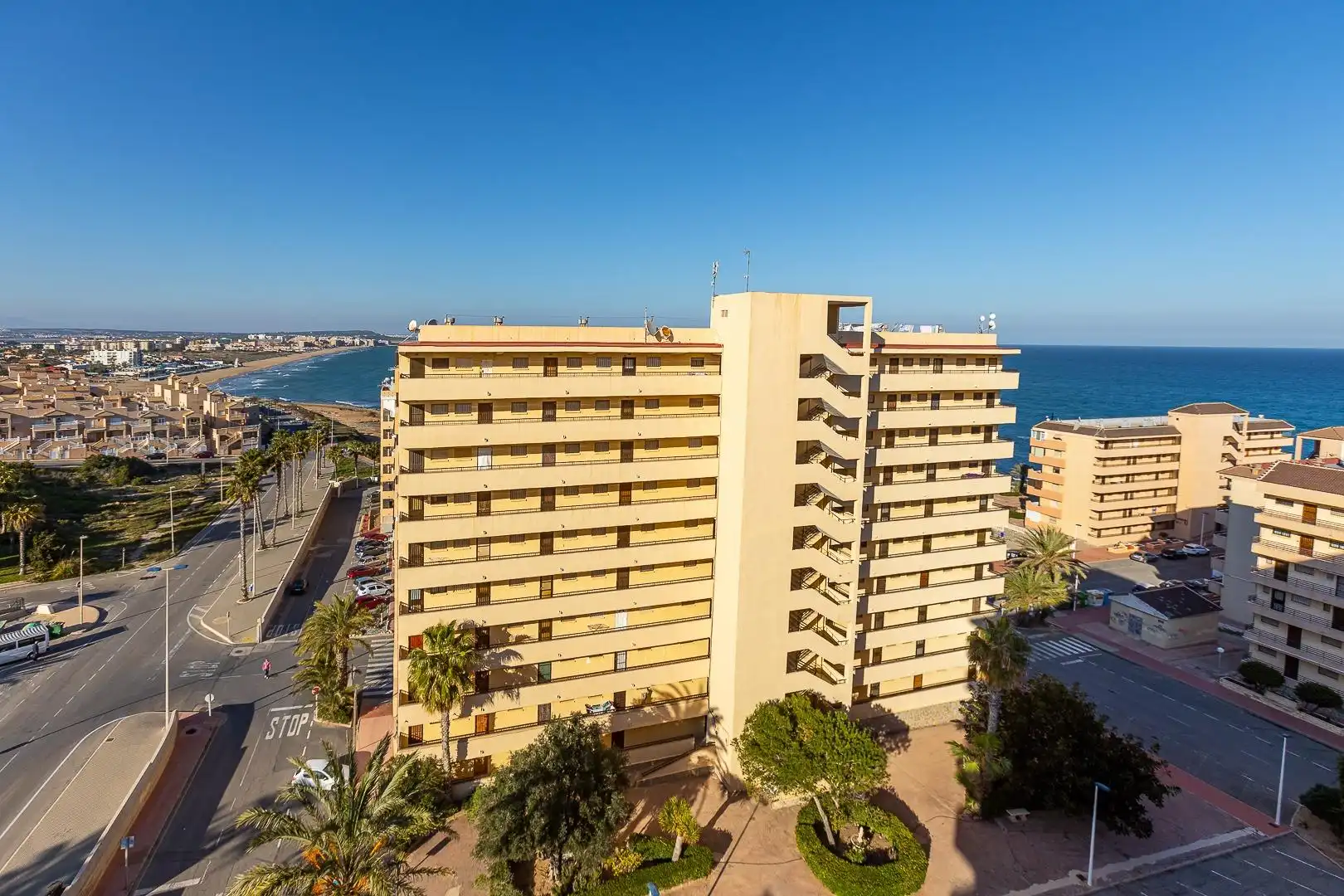 Vista exterior de Apartament en venda en Torrevieja amb Aire condicionat, Terrassa i Moblat