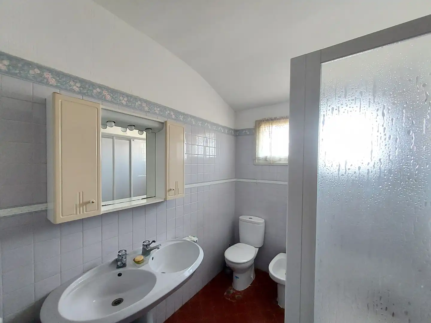 Badezimmer von Haus oder Chalet zum Verkauf in El Vendrell mit Privatgarten, Terrasse und Abstellraum