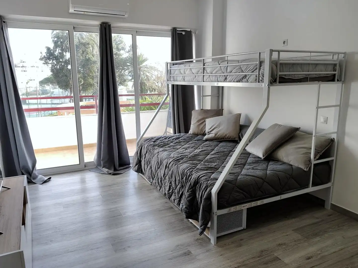 Schlafzimmer von Loft zum Verkauf in Roses mit Klimaanlage, Terrasse und Möbliert