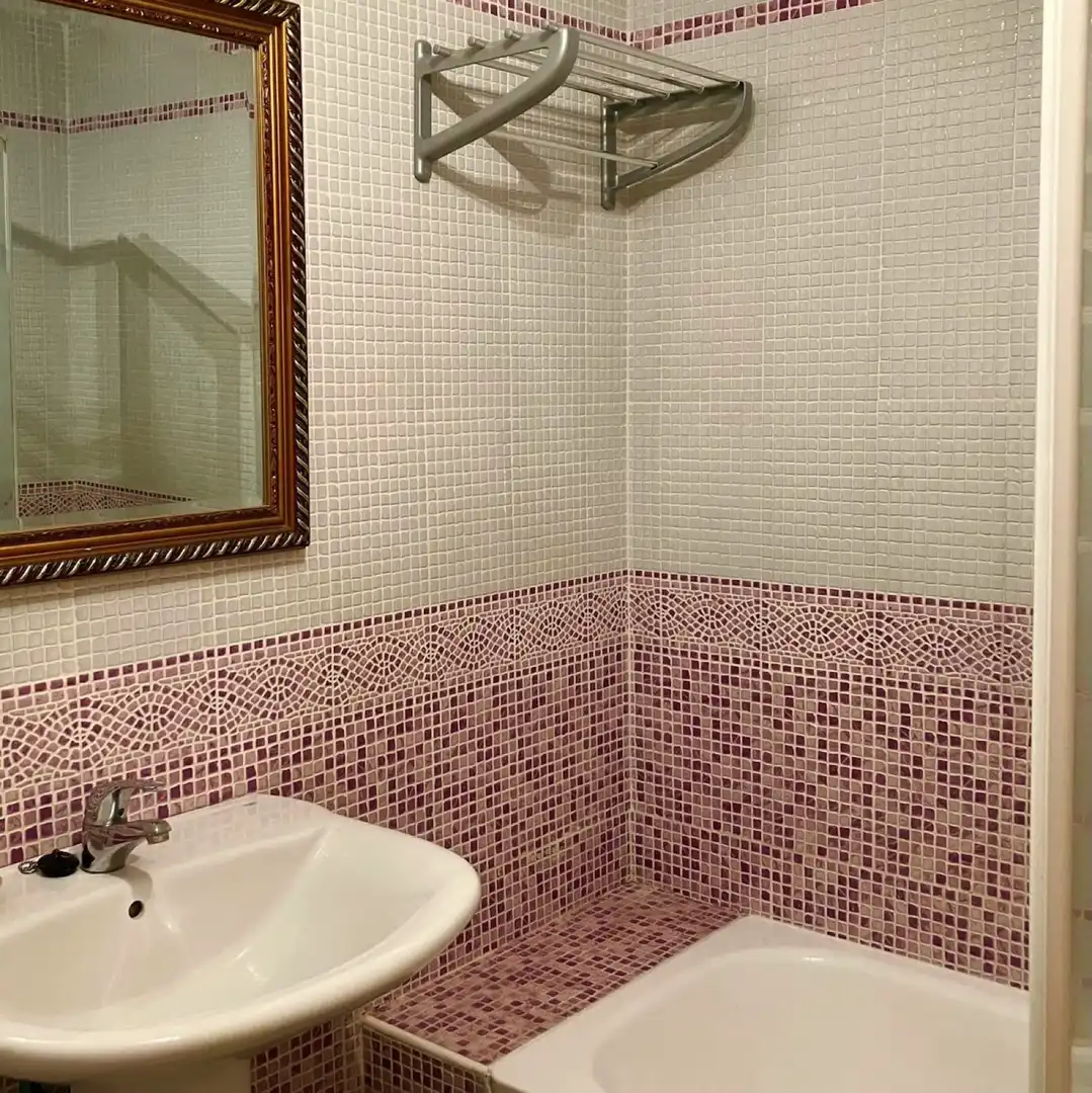 Badezimmer von Einfamilien-Reihenhaus zum Verkauf in Estepona mit Klimaanlage, Terrasse und Schwimmbad