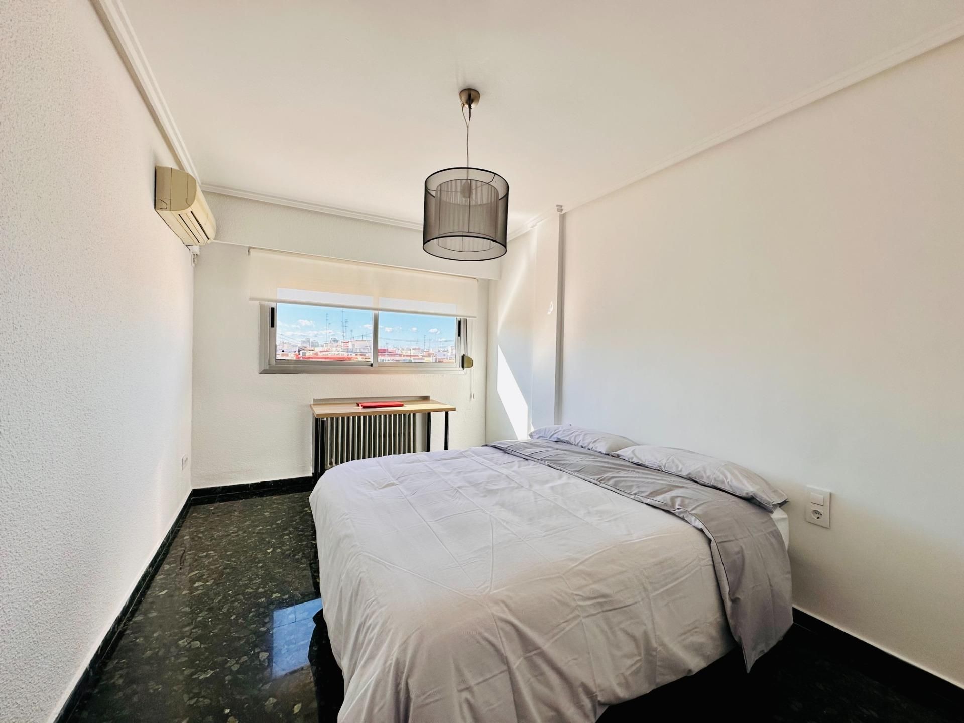 Dormitori de Pis de lloguer en  Valencia Capital amb Aire condicionat, Calefacció i Terrassa