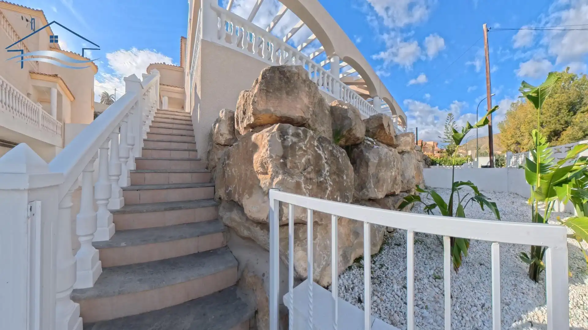 Vista exterior de Casa o xalet en venda en El Campello amb Aire condicionat, Calefacció i Jardí privat