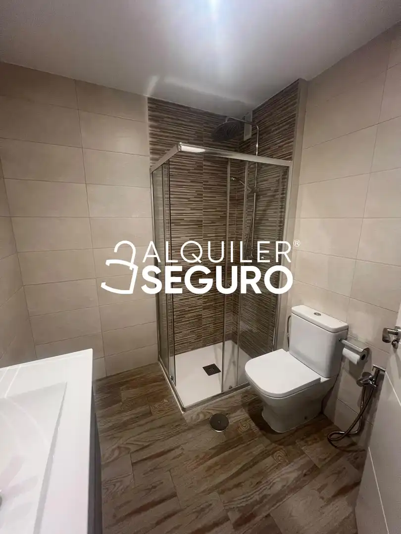 Bathroom of Flat for rent in Madrid  with Air Conditioner and Heating