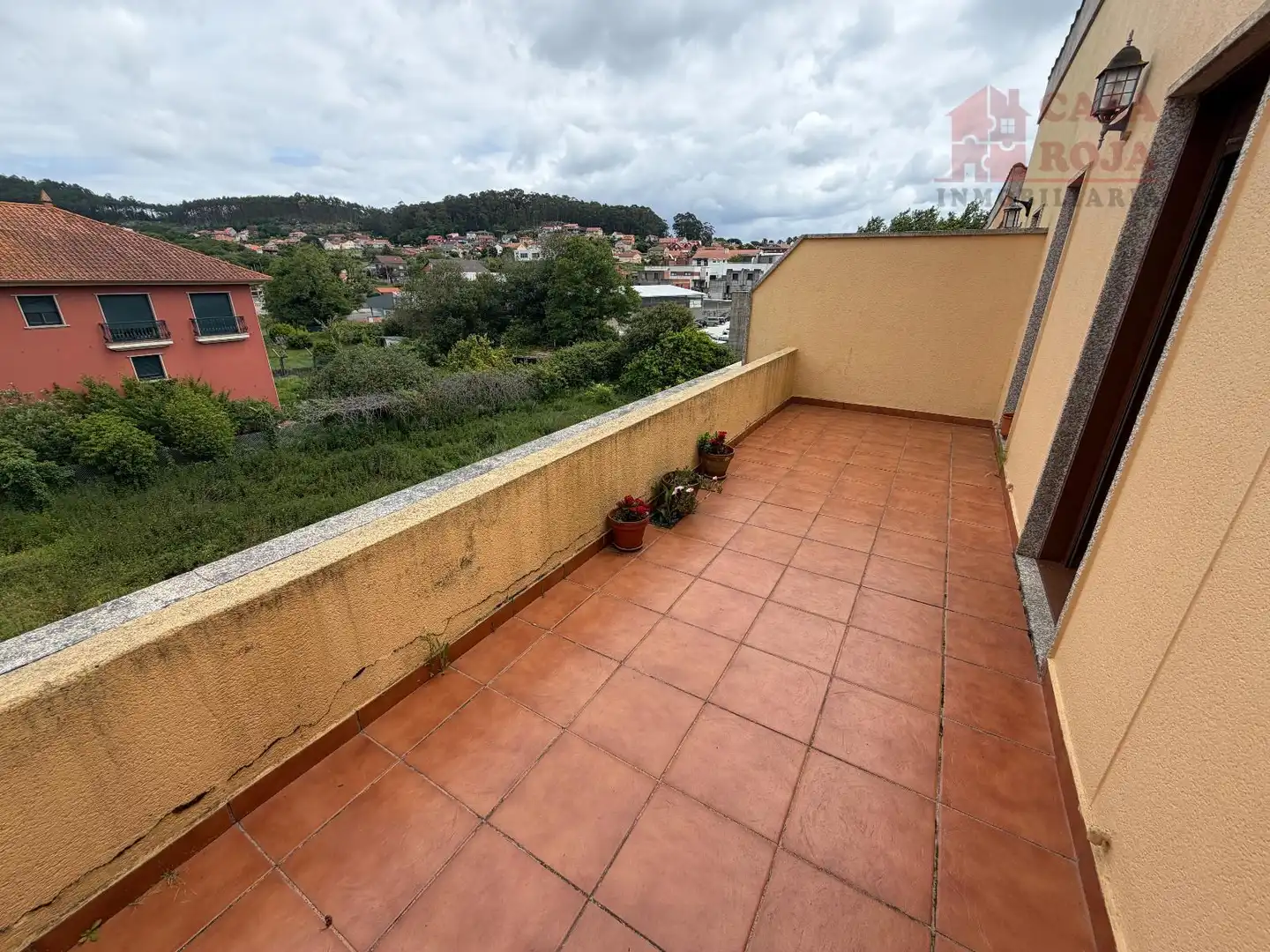 Terrassa de Casa adosada en venda en Cangas  amb Calefacció, Parquet i Traster