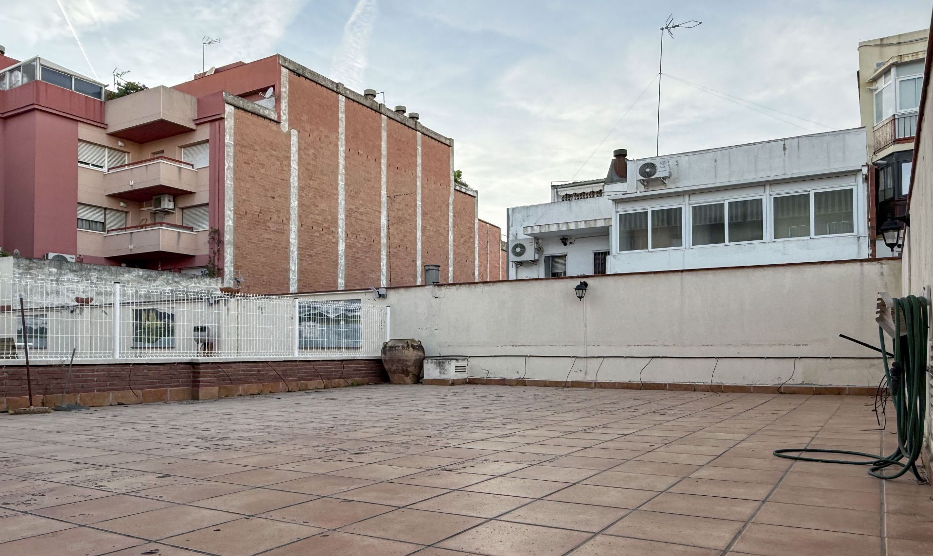 Vista exterior de Pis de lloguer en Sant Boi de Llobregat amb Aire condicionat