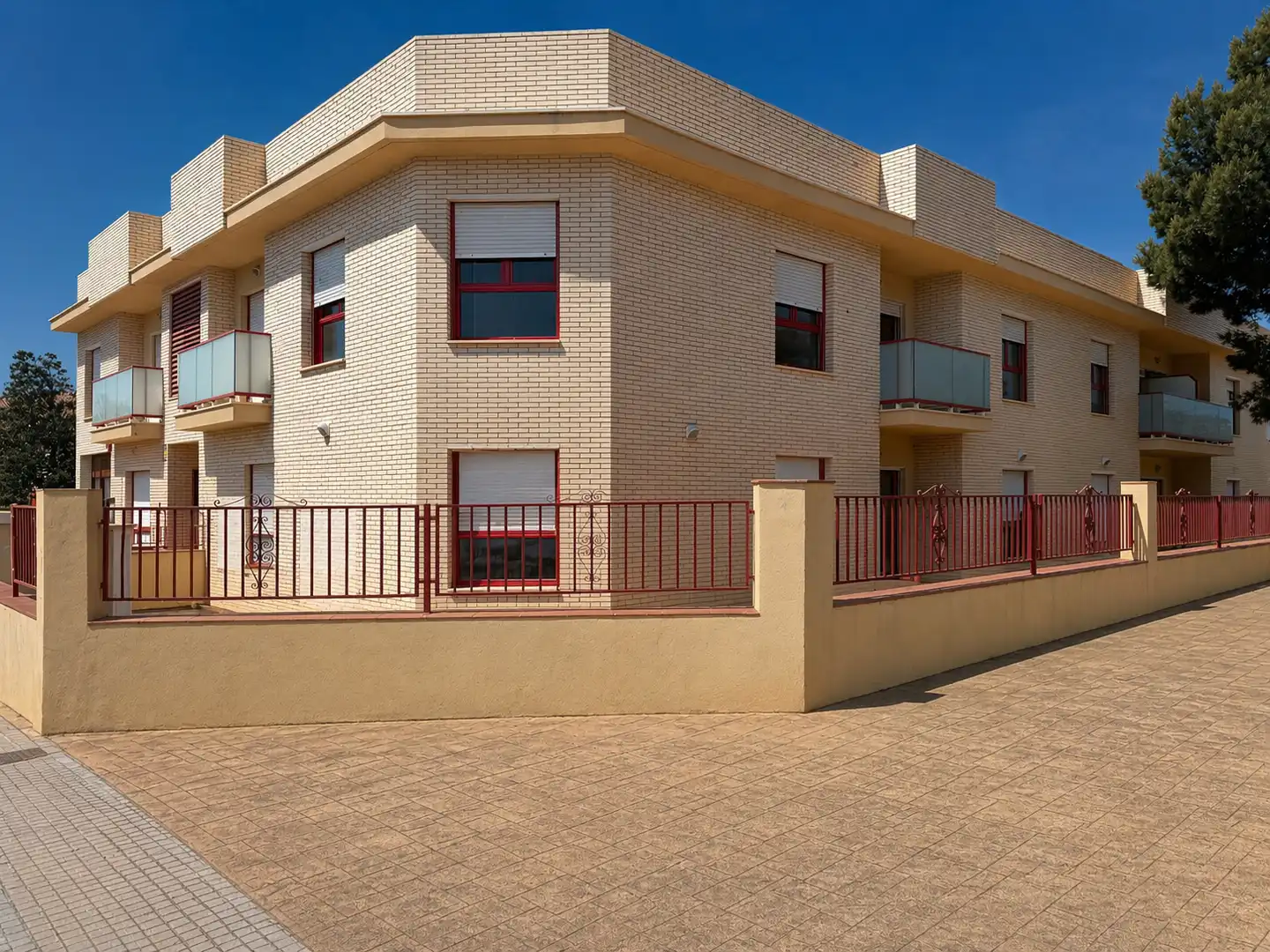 Außenansicht von Wohnungen zum Verkauf in Mont-roig del Camp mit Klimaanlage, Privatgarten und Terrasse