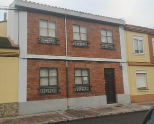 Vista exterior de Pis en venda en León Capital  amb Calefacció i Traster