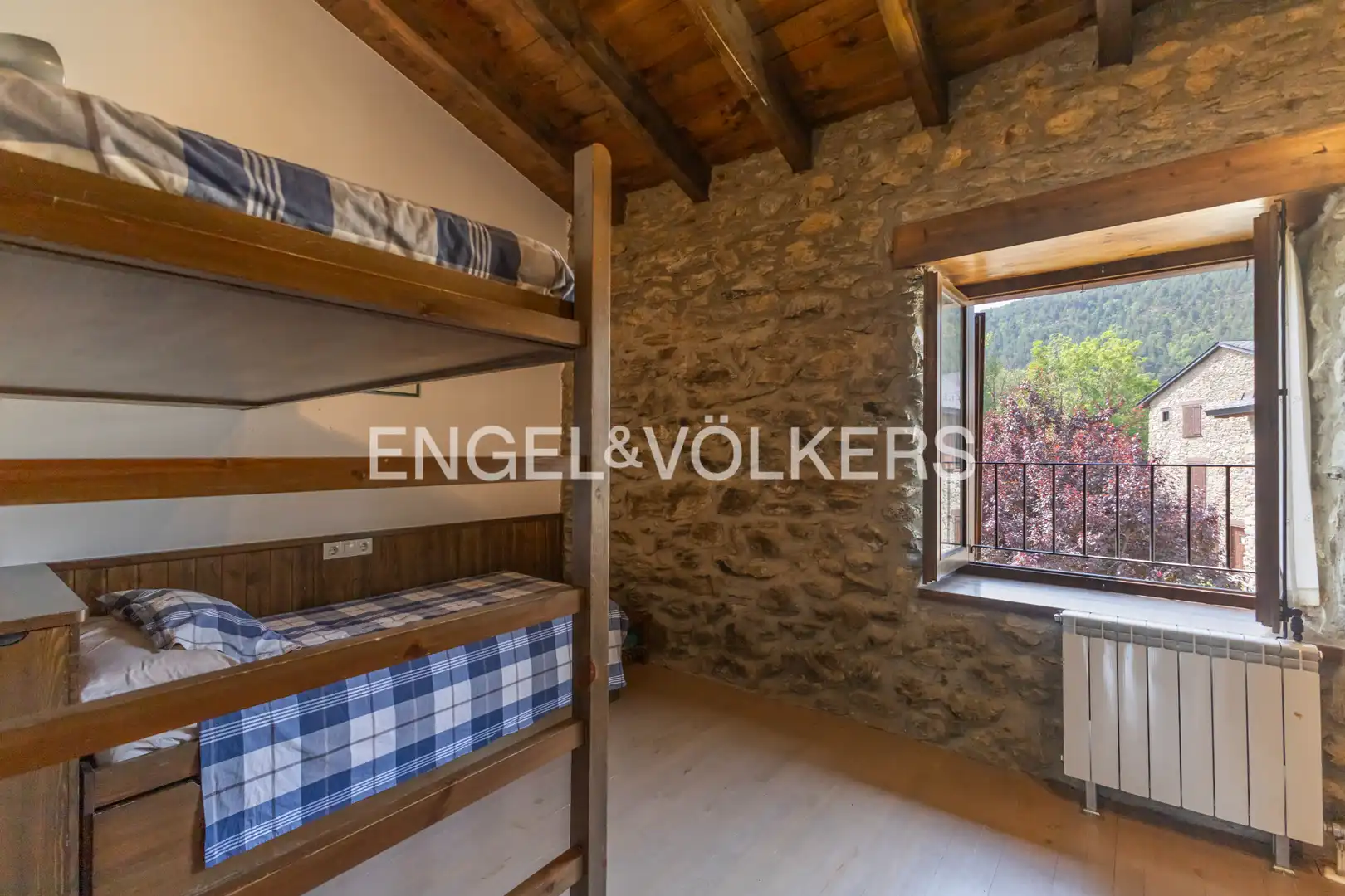 Habitación de Casa adosada en venta en Fontanals de Cerdanya con Calefacción, Parquet y Terraza