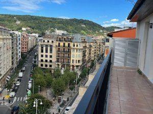 Vista exterior de Pis en venda en Donostia - San Sebastián  amb Aire condicionat