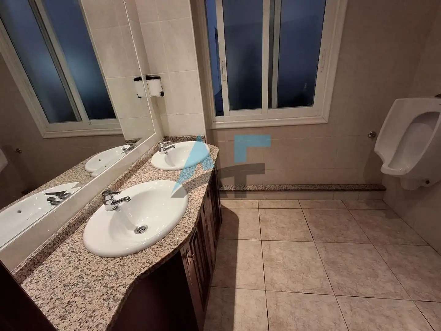 Baño de Oficina de alquiler en Ourense Capital  con Calefacción