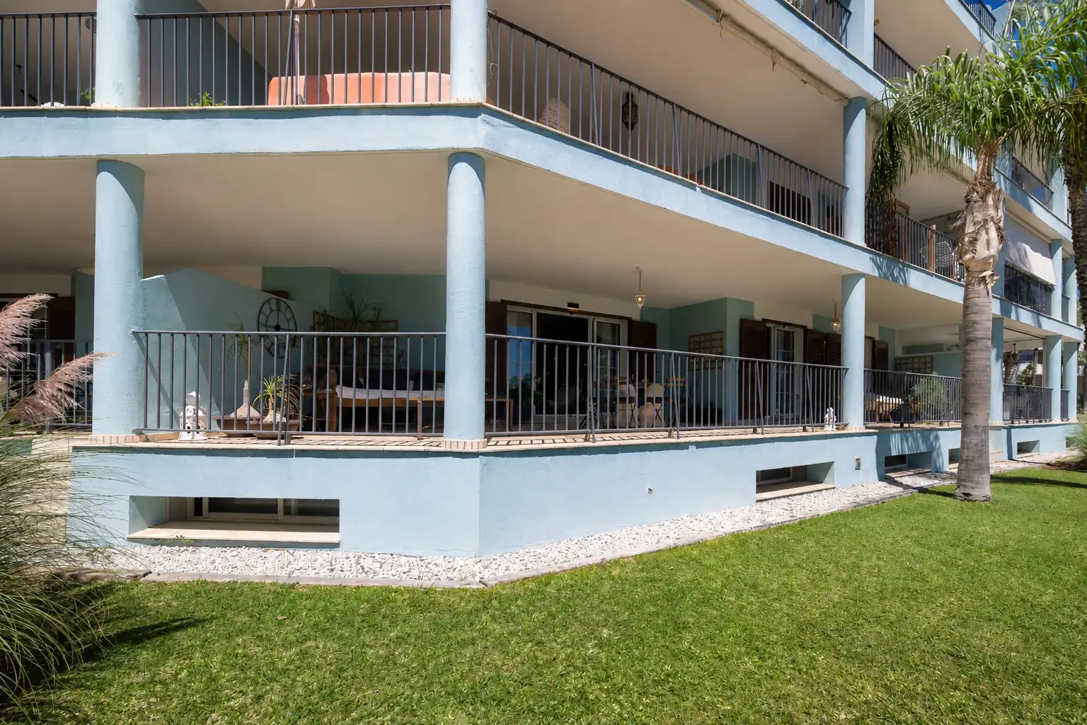 Vista exterior de Dúplex en venda en Sotogrande amb Aire condicionat, Terrassa i Traster